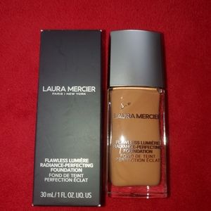 Laura Mercier
Flawless Lumière Radiance-foundation